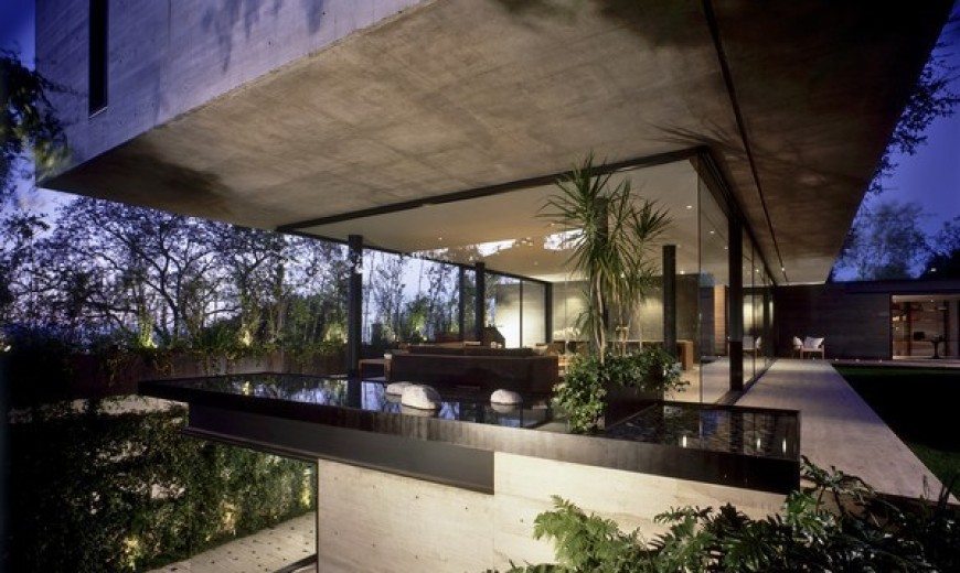Three-Level House La Punta in Mexico City Boasts Majestic Architecture