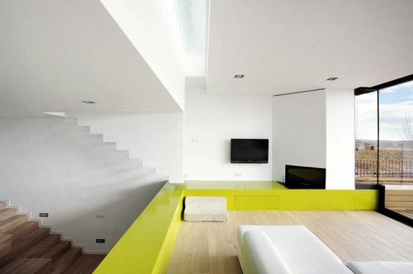 Spacious-Step-House-Design-in-Narrow-Plot-Land-7