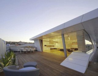 Extraordinary Bondi Rooftop Penthouse merges transparency and geometry
