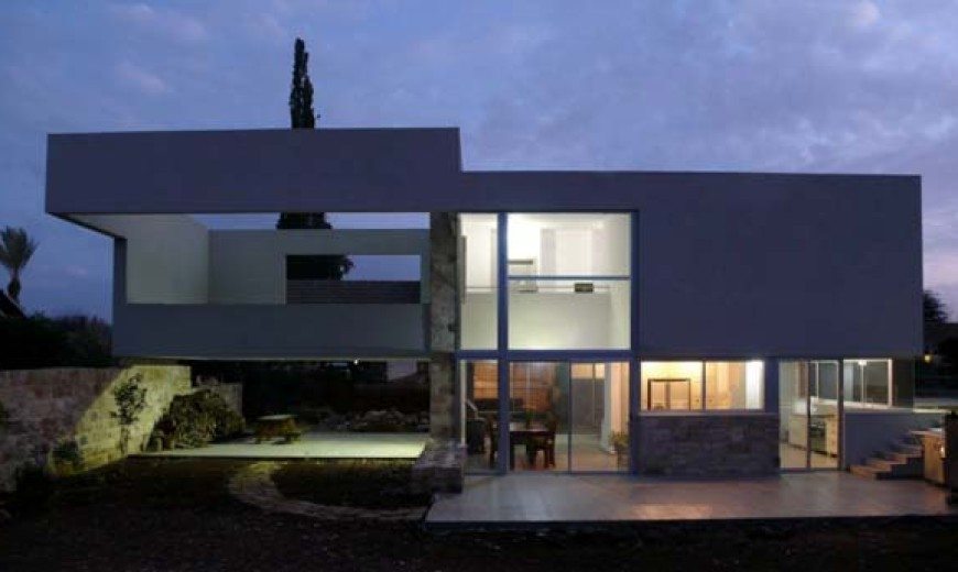 Contemporary villa in Israel can be transformed into a boutique hotel 