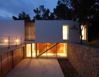 Casa Gotmar 138 Stands Elegant on a Sloped Landscape