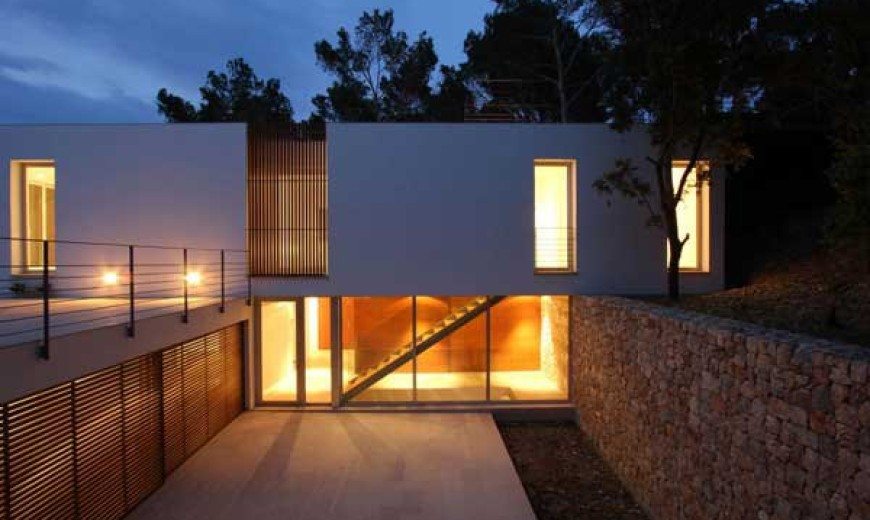 Casa Gotmar 138 Stands Elegant on a Sloped Landscape