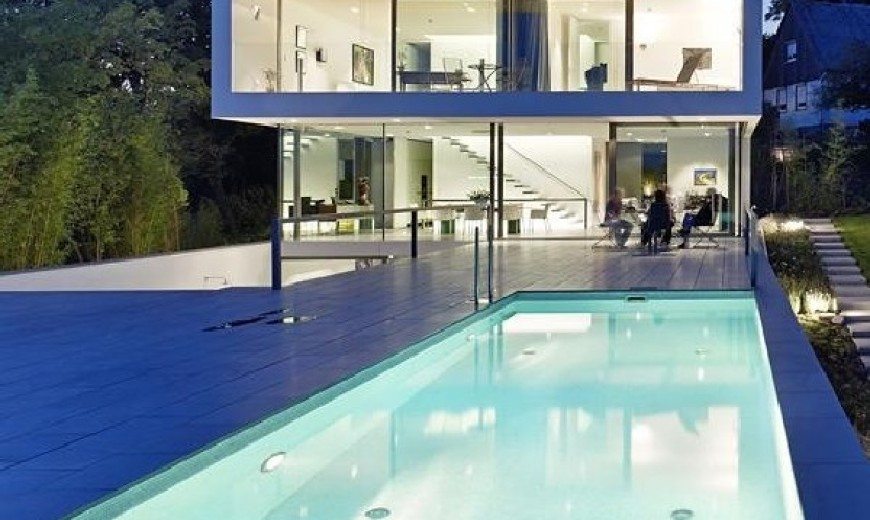 Elegantly displaying a minimalist design: Puristische Villa