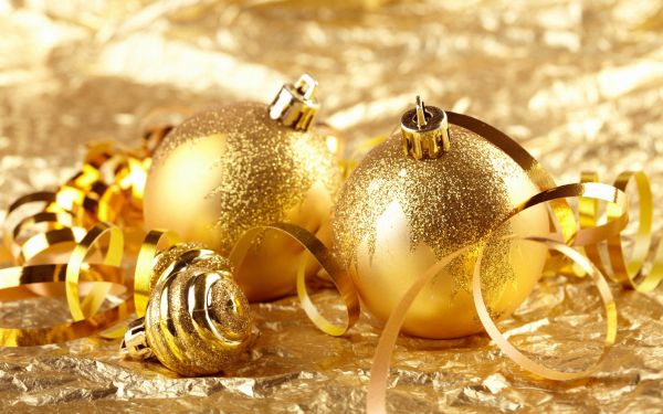 Brilliant golden Christmas decorations