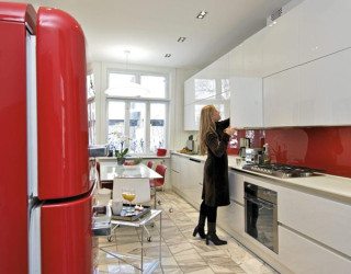 Stylish Italian red and white kitchen design in Oslo