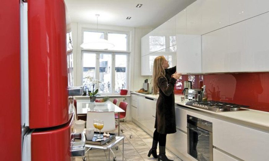 Stylish Italian red and white kitchen design in Oslo