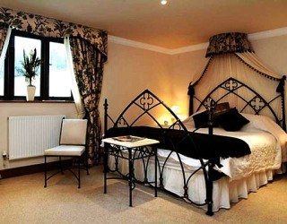 How to Decorate With a Gothic Theme