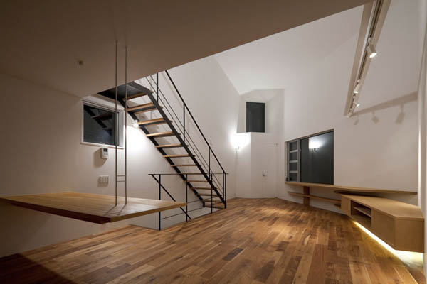 Narrow-Japanese-home-with-voluminous-interiors-7