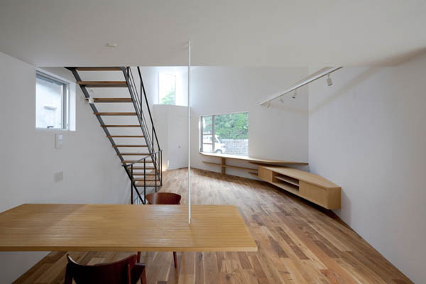 Narrow Japanese home with voluminous interiors 9