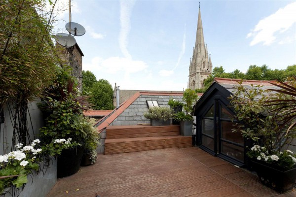 Top Floor 2 Bedroom Love Nest in Kensington Church Court, London 9