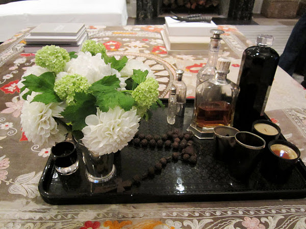 WAYS-TO-MAKE-THE-PERFECT-COFFEE-TABLE-VIGNETTE-2