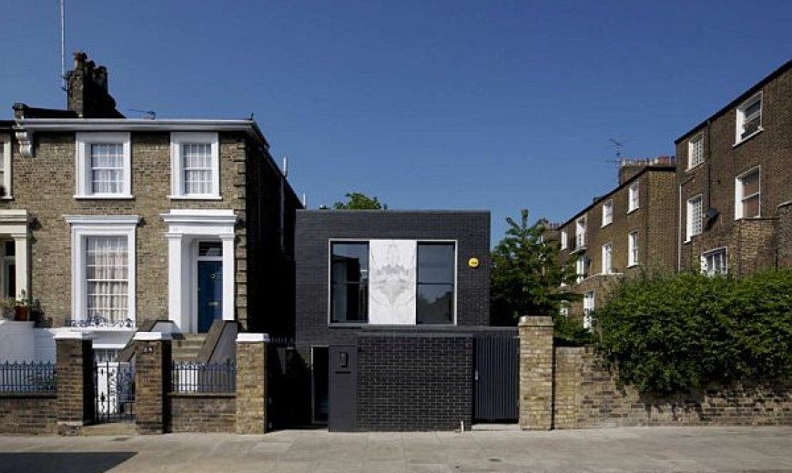 Award Winning Small House in London With a Dark Brick Exterior