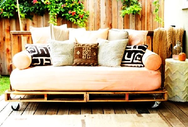 cool-cozy-and-modern-DIY-pallet-outdoor-daybed
