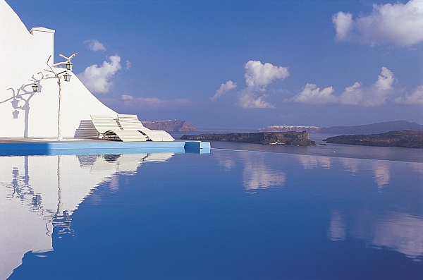 Astarte-Suites-Santorini-rooftop-pool