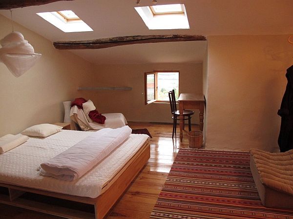 Classic attic bedroom design idea