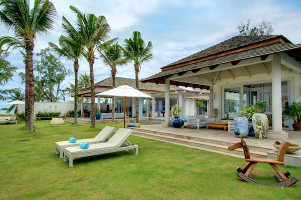 Contemporary-Thailand-Villa-sunbath-loungers