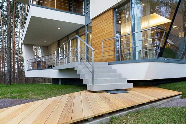 House-in-the-Forest-Moscow-wooden-decks-backyard