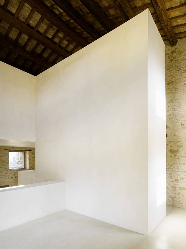 Italian-House-Renovation-white-tall-walls