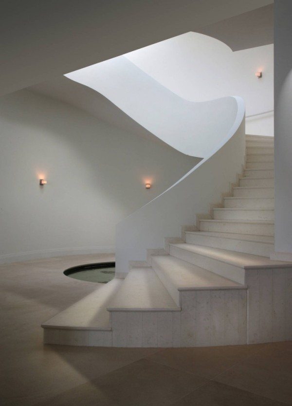 La-Gorce-Residence-in-Miami-concrete-staircase-600x834