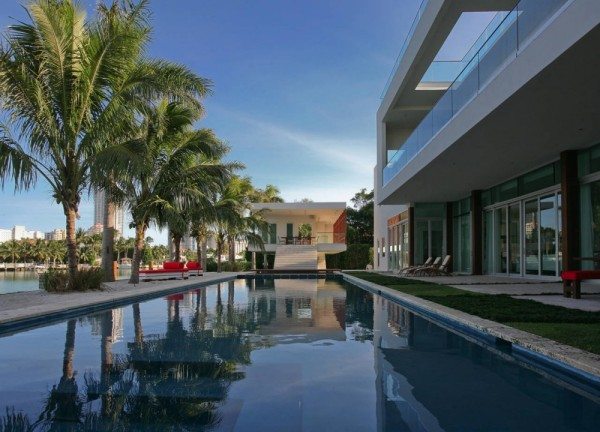 La-Gorce-Residence-in-Miami-exterior-pool-600x432