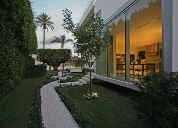 La-Gorce-Residence-in-Miami-living-room-exterior-view-600x432
