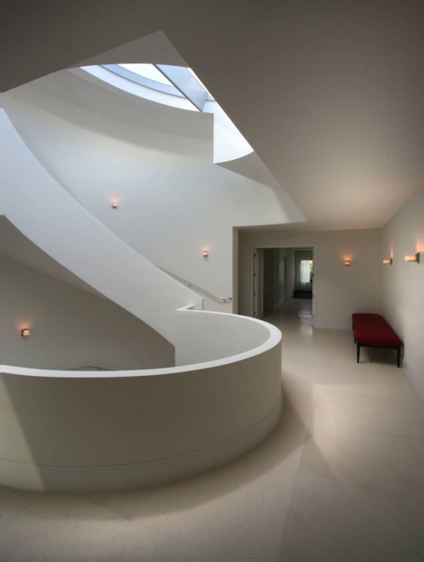 La-Gorce-Residence-in-Miami-luminary-staircase-600x795