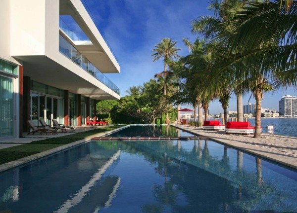 La-Gorce-Residence-in-Miami-with-lake-views-and-outdoor-pool-600x432