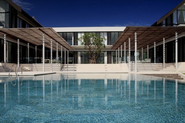 Luxurious-Phuket-Villa-exterior-pool-600x399