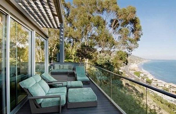 Malibu Contemporary Villa - outdoor loungers on deck