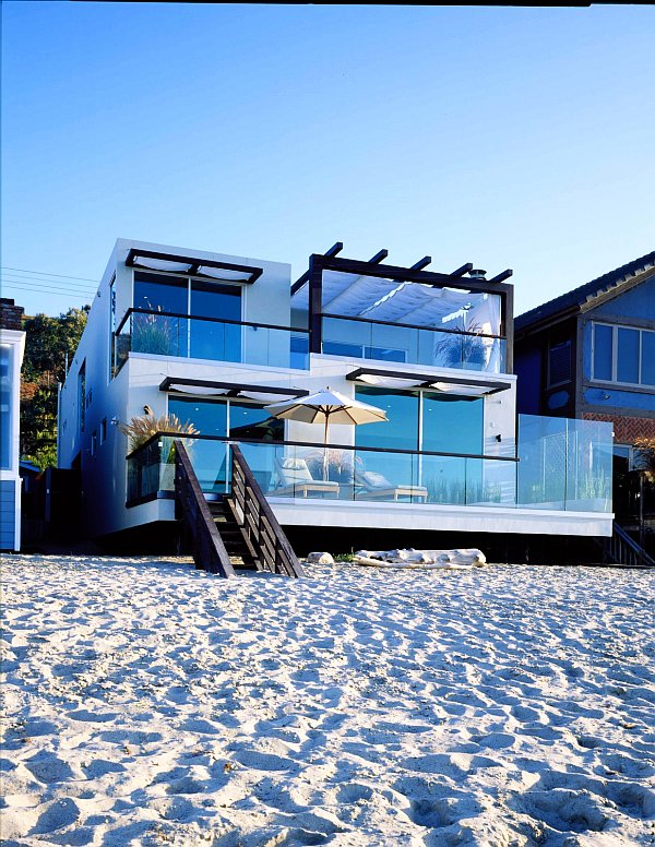 Malibu beach house made of glass