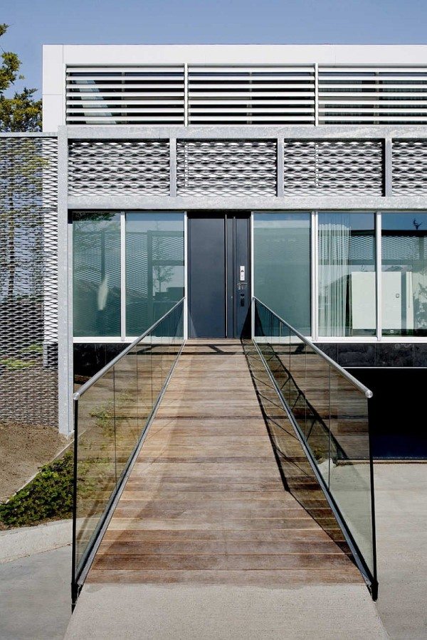 Steel-Steady-House-pontoon-entrance-600x900