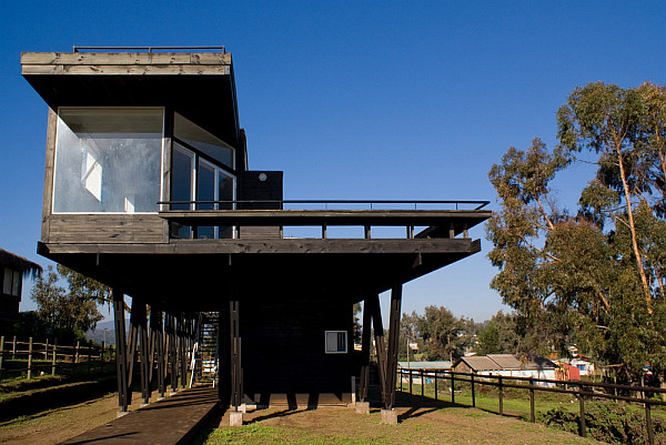 Tacna Hill Beach House pillar structure