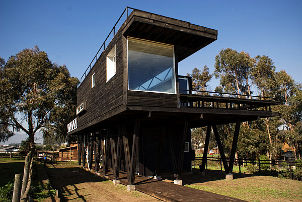 Tacna Hill Beach House wooden pillar structure