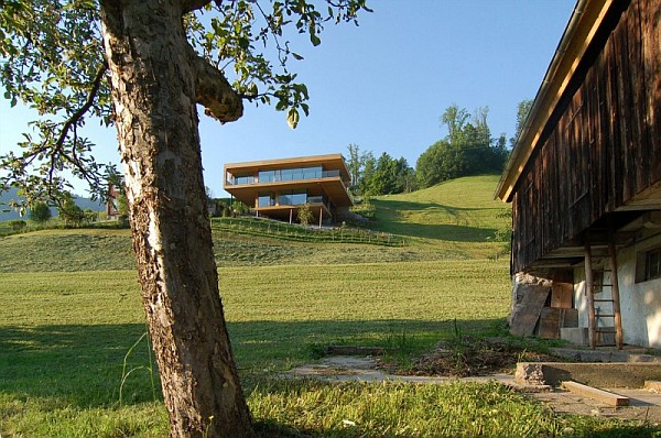 Wohnhaus-Am-Walensee-Swiss-House-in-Green-Landscape