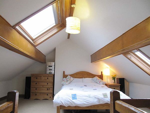 small-attic-bedroom-design