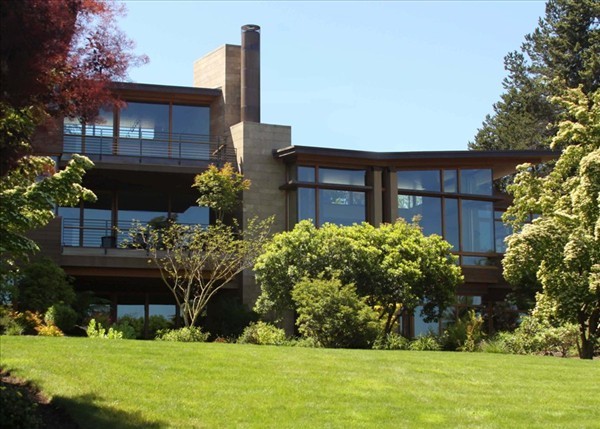 Calkins-Point-Residence-4-tiles-wood-and-windows-exterior