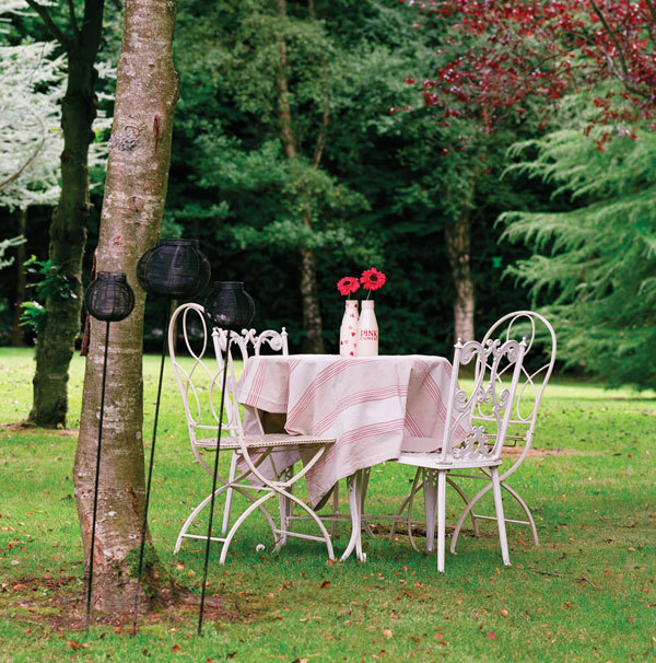 Country Bungalow Ireland - outdoor dining table