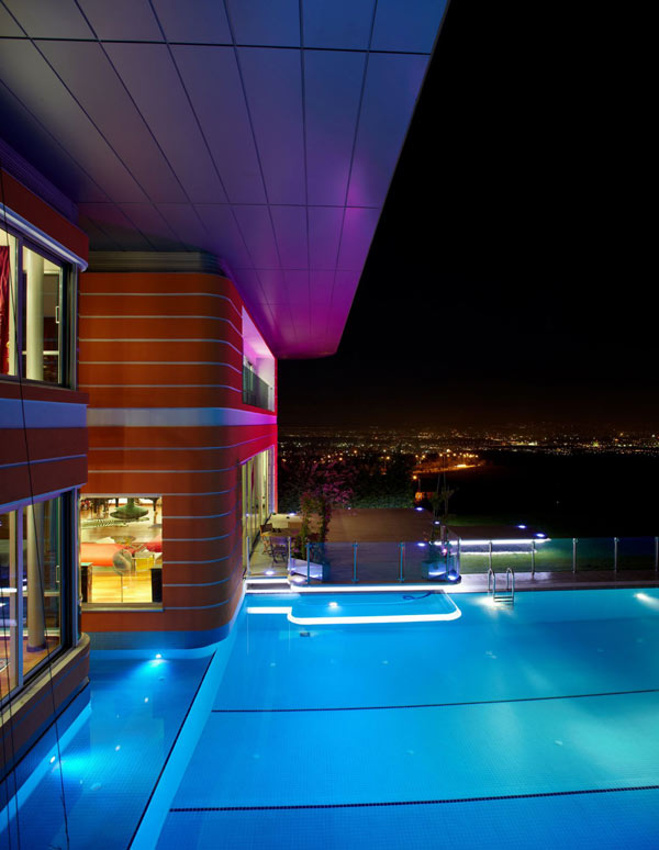 Orange-House-in-Turkey-night-view-of-the-pool