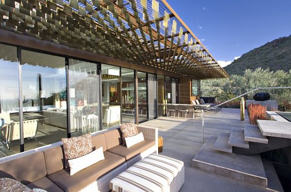 Villa-outdoor-terrace-with-slatted-sunblock-design-Sonoran-Desert-11
