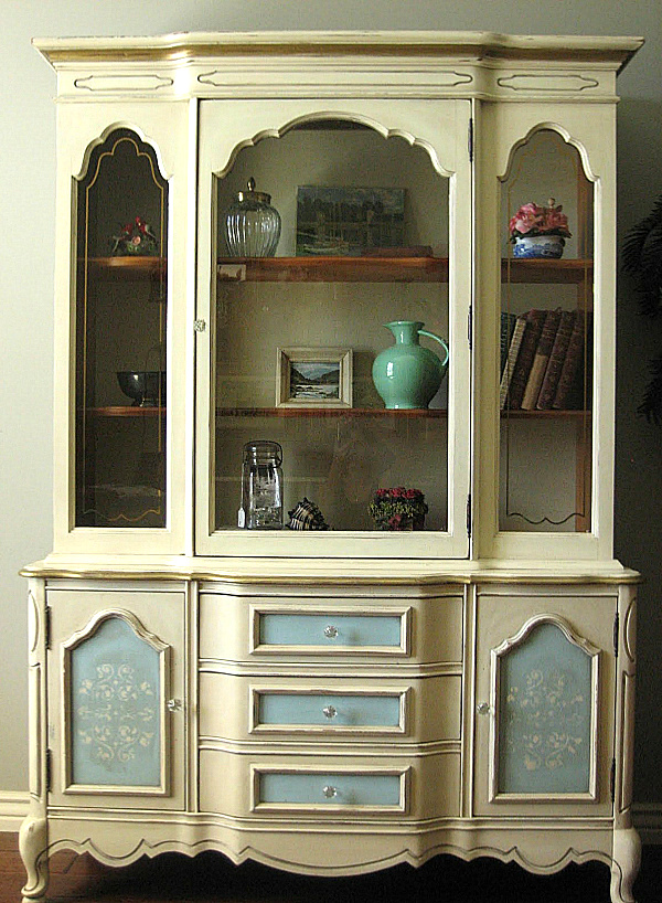 antique white cabinet.png