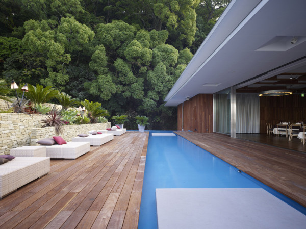 backyard-patio-with-swimming-pool-design-600x449