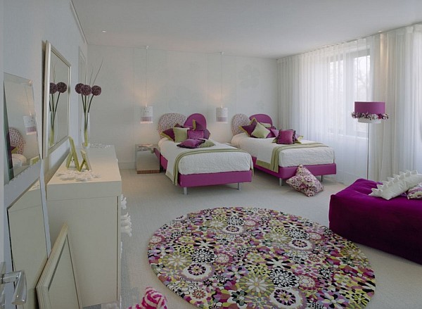 bright-kids-room-with-modern-colorful-rug