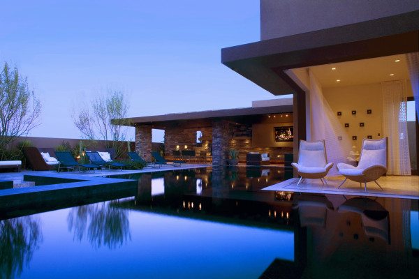 calm-relaxing-outdoor-living-with-stunning-blue-pool-600x400