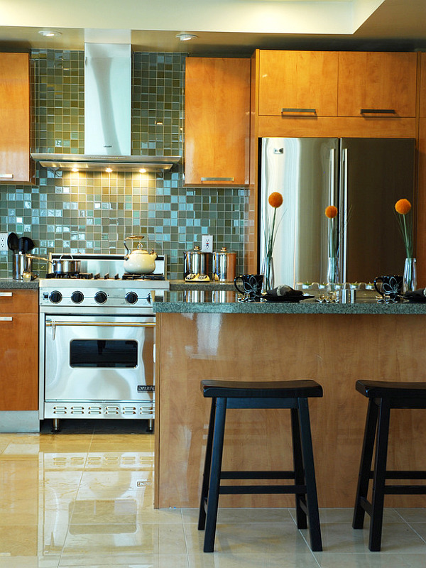 contemporary-kitchen-with-backsplash-tiles