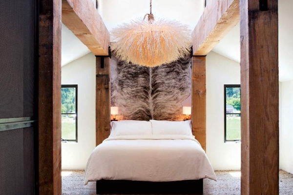 high-ceilings-and-rustic-beams-bedroom-design