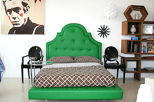 kelly green upholstered bed.png