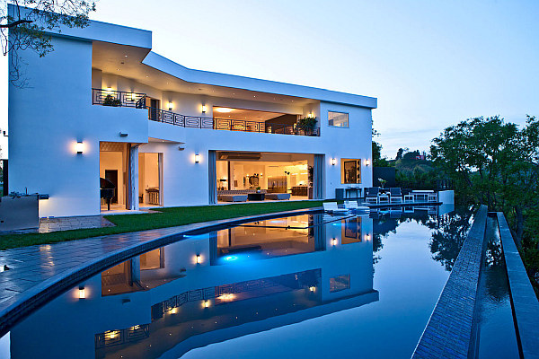 luxury-house-with-large-pool-design