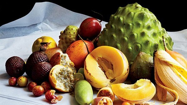 exotic fruits dinner table setup