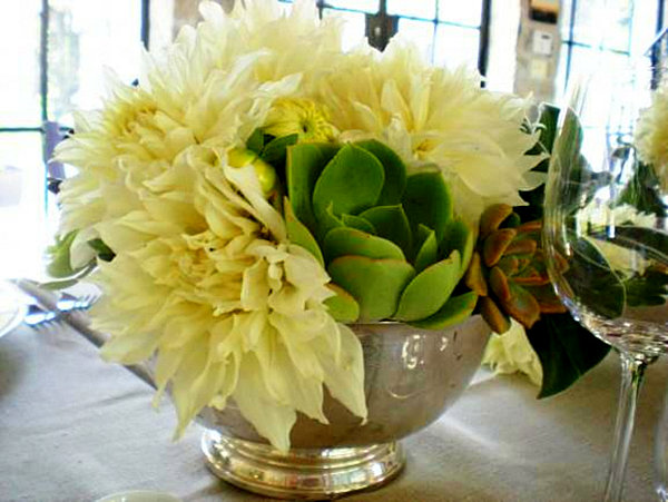 floral-centerpiece-with-succulents