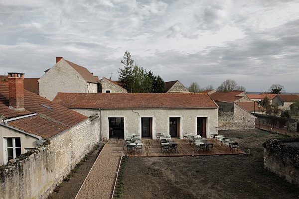 old-barn-transformation-renovation-restaurant-charroux-france-1